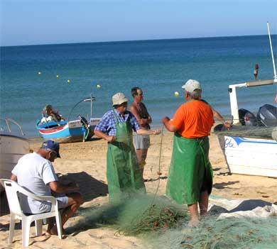 Fischer in Portugal am Strand